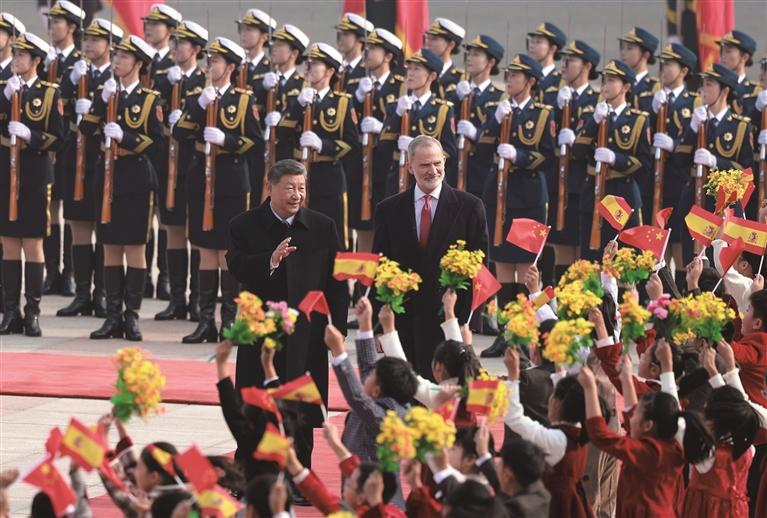 ཟླ་11ཚེས་12ཉིན་གྱི་སྔ་དྲོར། རྒྱལ་ཁབ་ཀྱི་ཀྲུའུ་ཞི་ཞི་ཅིན་ཕིང་གིས་པེ་ཅིང་མི་དམངས་ཚོགས་ཁང་ཆེ་མོར་ཀྲུང་གོར་རྒྱལ་དོན་འཚམས་འདྲིར་ཕེབས་པའི་སི་ཕེན་གྱི་རྒྱལ་པོ་ཧྥེ་ལི་ཕེ་སྐུ་ཐོག་དྲུག་པ་དང་མཇལ་འཛོམས་གནང་ཞིང་། འདི་ནི་མཇལ་འཛོམས་མ་གནང་གོང་ཞི་ཅིན་ཕིང་གིས་མི་དམངས་ཚོགས་ཁང་ཆེ་མོའི་ཤར་སྒོའི་ཐང་ཆེན་དུ། ཧྥེ་ལི་ཕེ་སྐུ་ཐོག་དྲུག་པར་དགའ་བསུ་ཞུ་བའི་མཛད་སྒོ་ཚོགས་གནང་བ།