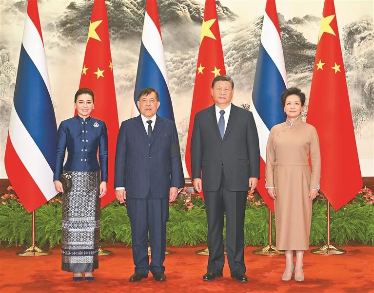 ཟླ་11ཚེས་14ཉིན་གྱི་སྔ་དྲོར། རྒྱལ་ཁབ་ཀྱི་ཀྲུའུ་ཞི་ཞི་ཅིན་ཕིང་གིས་པེ་ཅིང་མི་དམངས་ཚོགས་ཁང་ཆེ་མོར་ཀྲུང་གོར་རྒྱལ་དོན་འཚམས་འདྲིར་ཕེབས་པའི་ཐེ་ལན་གྱི་རྒྱལ་པོ་ཝ་ཅི་ལཱ་ལུང་ཀུང་དང་མཇལ་འཛོམས་གནང་ཞིང་། འདི་ནི་ཞི་ཅིན་ཕིང་དང་སྐུ་ཟླ་ཕེང་ལི་ཡོན་རྣམ་གཉིས་ཀྱིས་རྒྱལ་པོ་ཝ་ཅི་ལཱ་ལུང་ཀུང་དང་བཙུན་མོ་སུའུ་ཐི་ཏ་དང་ལྷན་དུ་སྐུ་པར་སྐྱོན་བཞིན་པ།