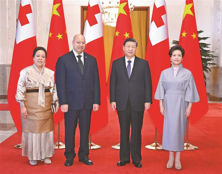 &nbsp; &nbsp; &nbsp;ཟླ་11ཚེས་25ཉིན་གྱི་སྔ་དྲོར། རྒྱལ་ཁབ་ཀྱི་ཀྲུའུ་ཞི་ཞི་ཅིན་ཕིང་གིས་པེ་ཅིང་མི་དམངས་ཚོགས་ཁང་ཆེ་མོར་ཀྲུང་གོར་རྒྱལ་དོན་འཚམས་འདྲིར་ཕེབས་པའི་ཐང་ཀའི་རྒྱལ་པོ་ཐུའུ་ཕུའུ་ཁྲི་ཐོག་དྲུག་པ་དང་མཇལ་འཛོམས་གནང་ཞིང་། འདི་ནི་ཞི་ཅིན་ཕིང་དང་སྐུ་ཟླ་ཕེང་ལི་ཡོན་གྱིས་ཐུའུ་ཕུའུ་ཁྲི་ཐོག་དྲུག་པ་དང་བཙུན་མོ་ནཱ་ནཱ་ཤིས་ཕ་ཝུའུ་དང་ལྷན་བཞུགས་དྲན་རྟེན་སྐུ་པར་བསྐྱོན་བཞིན་པ།