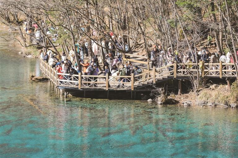 ༄༅།།གཟི་ཚ་སྡེ་དགུའི་རི་ཆུའི་བཀོད་པ་མཛེས། མ་བོས་སྐུ་མགྲོན་བུང་བའི་ཚོགས་བཞིན་འཁོར།