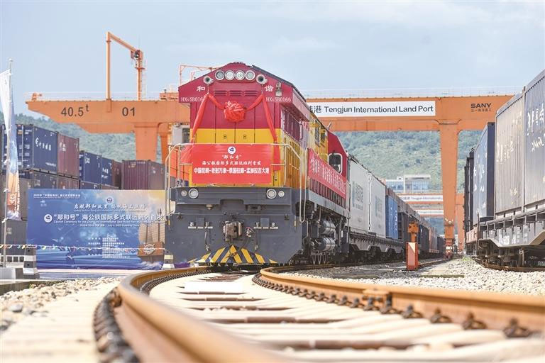 འདི་ནི“ཀྲེང་ཧོ་རྟགས་ཅན”གྱི་མཚོ་ལམ་དང་། གཞུང་ལམ། ལྕགས་ལམ་བཅས་ཀྱི་རྒྱལ་སྤྱིའི་རྣམ་པ་མང་བའི་མཉམ་འདྲེན་དུས་གཏན་མེ་འཁོར་ཐེངས་དང་པོ་ཁུན་མིང་གྲོང་ཁྱེར་ཐེང་ཅུན་རྒྱལ་སྤྱིའི་སྐམ་སའི་གྲུ་ཁའི་གཞུང་ལམ་དང་ལྕགས་ལམ་མཉམ་འདྲེན་ལྟེ་གནས་ནས་ཐོན་གྲབས་ཡོད་པ། （2025ལོའི་ཟླ་7ཚེས་4ཉིན་བརྒྱབ་པའི་པར）