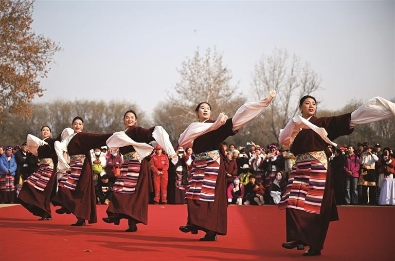 འདི་ནི་ཆབ་མདོ་གྲོང་ཁྱེར་གྱི་གཞི་རིམ་རིག་རྩལ་ཚོགས་པའི་འཁྲབ་སྟོན་པས་ཤིས་ཨན་ཏ་མིང་ཕོ་བྲང་རྒྱལ་ཁབ་རྗེས་ཤུལ་སྤྱི་གླིང་དུ་འཁྲབ་སྟོན་བྱེད་བཞིན་པ།