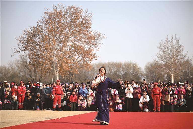 འདི་ནི་འཁྲབ་སྟོན་པས་ཤིས་ཨན་ཏ་མིང་ཕོ་བྲང་རྒྱལ་ཁབ་རྗེས་ཤུལ་སྤྱི་གླིང་དུ་གླུ་གཞས་གཏོང་བཞིན་པ།