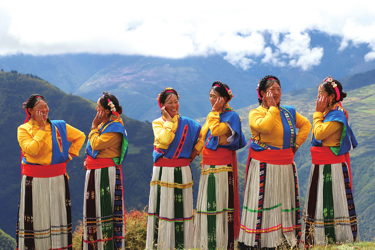 བོད་རིགས་ཀྱི་ཡུལ་མིས་དམངས་གཞས་གཏོང་བཞིན་པ།