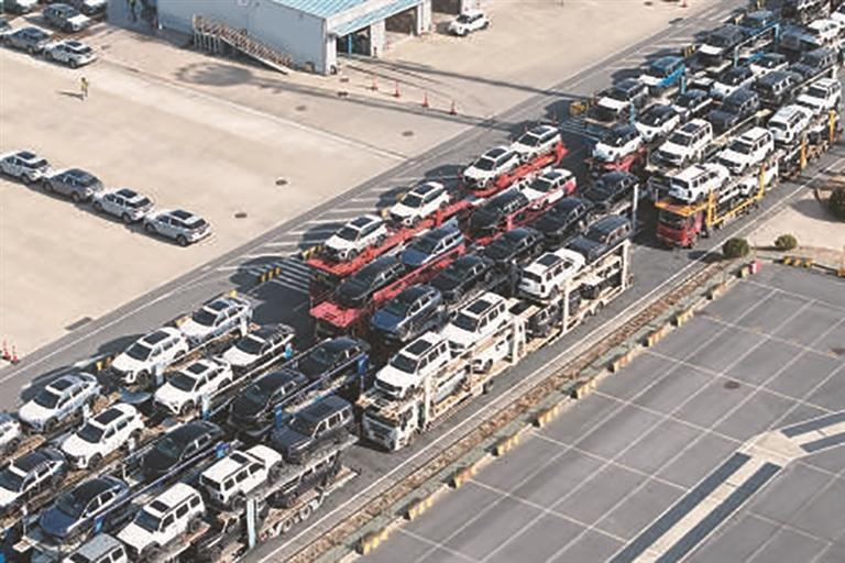 འདི་ནི་ཉེ་ཆར་ནུས་རྒྱུ་གསར་པའི་རླངས་འཁོར་འབོར་ཆེན་ཧྲང་ཧའེ་གྲུ་ཁའི་རླངས་འཁོར་ཕྱིར་གཏོང་གྲུ་ཁར་གྲུ་གཟིངས་ནས་དབོར་རྩིས་བྱེད་བཞིན་པ། （ལུང་ཝེ་ཡིས་པར་བརྒྱབ）