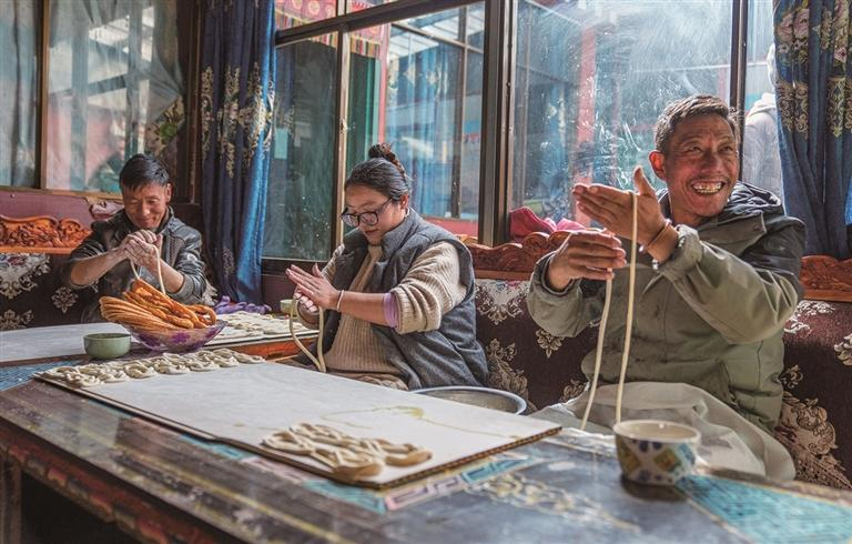 པར④ནི་ཟླ་2ཚེས་5ཉིན་ཡུལ་སྨད་ཤང་གི་ཡུལ་མི་ཚོས་ཁྱིམ་དུ་ཁ་ཟས་བཟོས་ནས་འཆར་ལ་ཉེ་བའི་བོད་ཀྱི་ལོ་གསར་བསུ་བཞིན་པ།