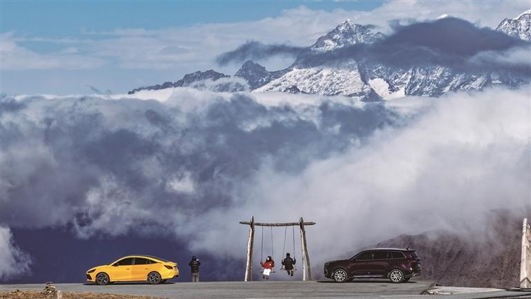 རྒྱལ་ལམ་318ལམ་རྒྱུད་དུ་ཐང་གཤོངས་དང་། དེའུ་འབུར། འཁྱགས་རོམ། ས་མཐོ་སོགས་ཀྱི་མཛེས་ལྗོངས་སྣ་ཚོགས་ཡོད་པས་སྒེར་འཁོར་བཏང་ནས་ཡུལ་སྐོར་ལ་ཡོང་མཁན་མང་དུ་ཕྱིན་ཡོད་པ་རེད། འདི་ནི་སི་ཁྲོན་ཞིང་ཆེན་དཀར་མཛེས་ཀྲོའུ་དར་མདོ་གྲོང་ཁྱེར་ས་ཁོངས་ཀྱི་རྒྱལ་ལམ་318ལམ་རྒྱུད་དུ་ཡུལ་སྐོར་བས་ལམ་རྒྱུད་ཀྱི་མཛེས་ལྗོངས་ལ་ལྟ་བཞིན་པ།