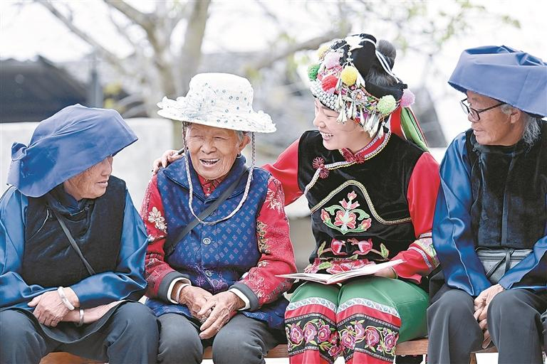 ༄༅།།མི་དམངས་འཐུས་ཚོགས་ཀྱི་འཐུས་མིས་སྲིད་ཇུས་གསལ་འགྲེལ་གནང་བཞིན་པ།