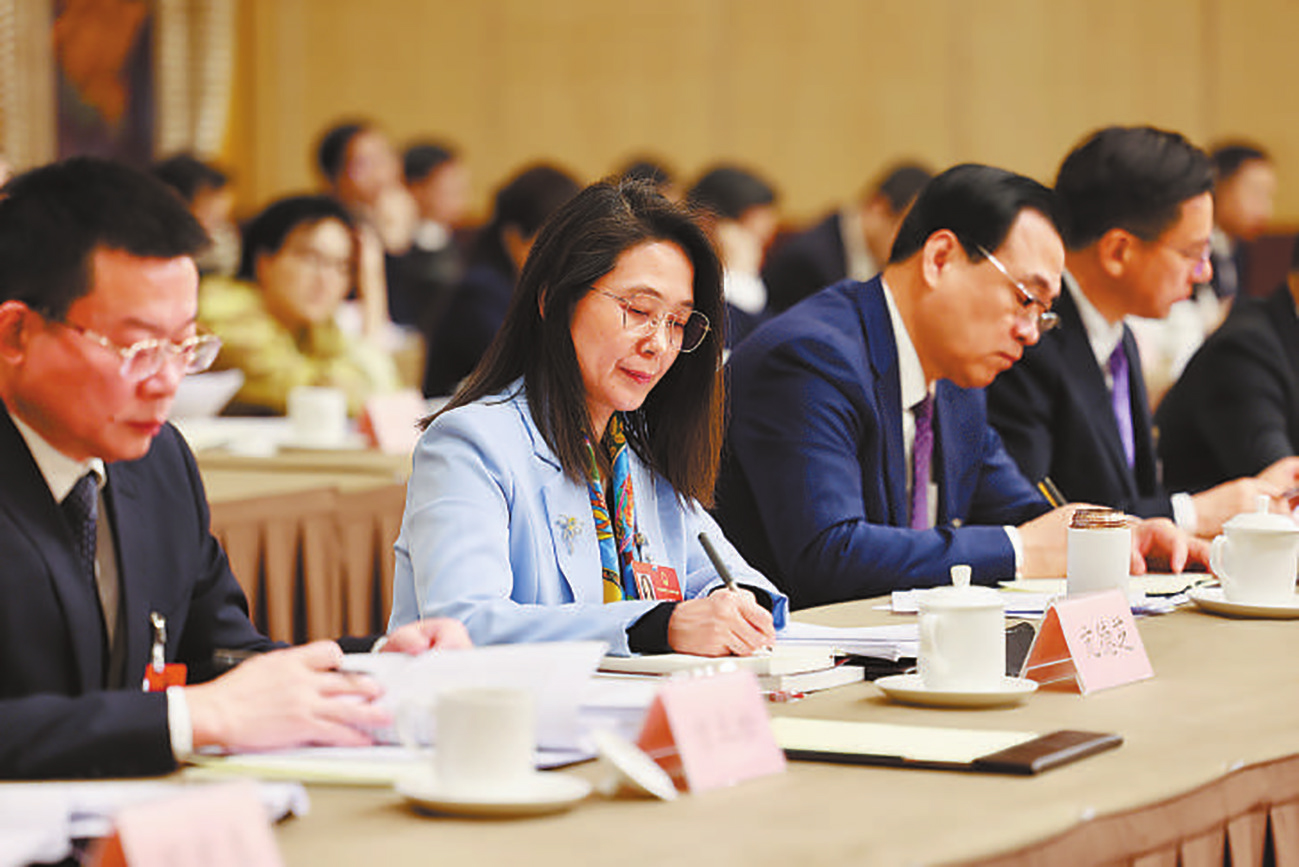 འདི་ནི་ཟླ་3ཚེས་6ཉིན། རྒྱལ་ཡོངས་མི་དམངས་འཐུས་ཚོགས་སྐབས་བཅུ་བཞི་པའི་ཚོགས་འདུ་ཐེངས་བཞི་པའི་ཧུའུ་པེའི་འཐུས་མི་ཚོགས་པའི་ཚང་འཛོམས་གྲོས་ཚོགས་ཐོག་བུད་མེད་འཐུས་མིས་ནན་ཏན་ངང་ཚོགས་འདུ་གསན་བཞིན་པ།