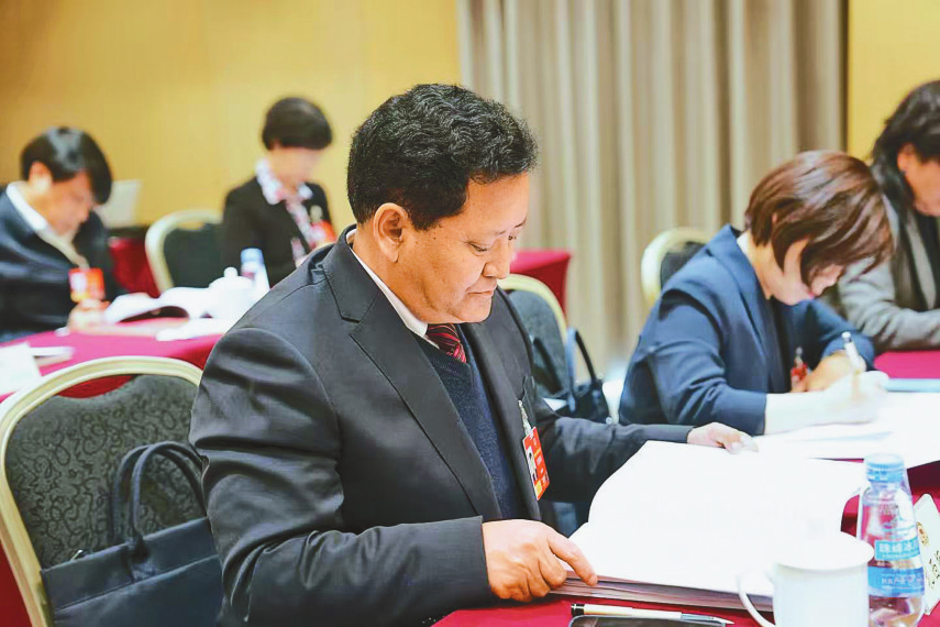 འདི་ནི་ཟླ་3ཚེས་7ཉིན། རྒྱལ་ཡོངས་སྲིད་གྲོས་ཀྱི་ཨུ་ཡོན་བཀྲ་ཤིས་དོན་གྲུབ་ཁོངས་གཏོགས་རིགས་ཁོངས་ཀྱི་ཚོགས་ཆུང་གྲོས་བསྡུར་ལ་ཞུགས་པ།