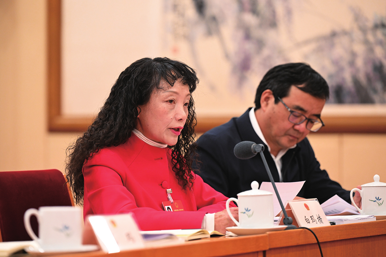 འདི་ནི་རྒྱལ་ཡོངས་མི་དམངས་འཐུས་ཚོགས་ཀྱི་འཐུས་མི་པད་མ་མཚོས་གཏམ་བཤད་གནང་བཞིན་པ།