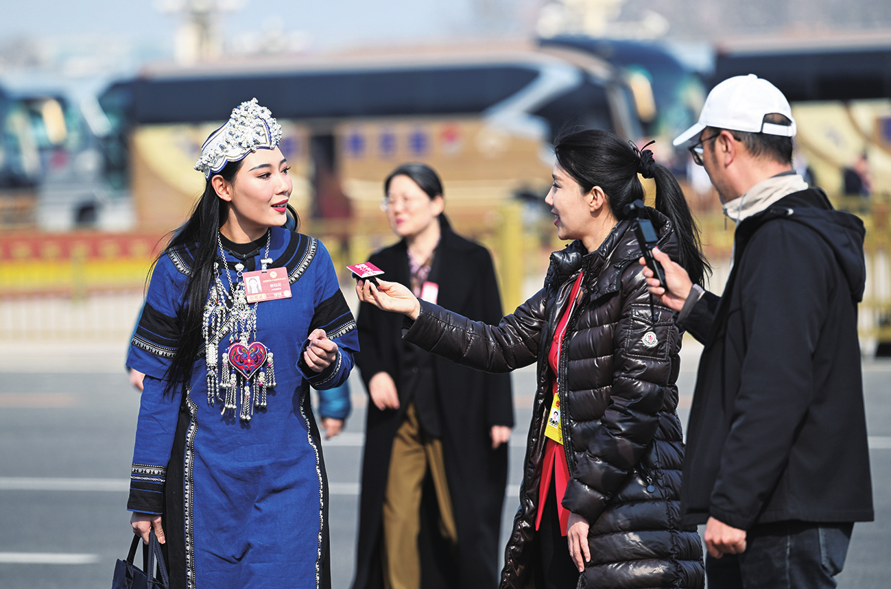 ཟླ་3ཚེས་8ཉིན། རྒྱལ་ཡོངས་སྲིད་གྲོས་སྐབས་བཅུ་བཞི་པའི་ཚོགས་འདུ་ཐེངས་བཞི་པས་པེ་ཅིང་མི་དམངས་ཚོགས་ཁང་ཆེ་མོར་ཚང་འཛོམས་གྲོས་ཚོགས་ཐེངས་གསུམ་པ་འཚོགས་ཤིང་། འདི་ནི་གསར་འགོད་པས་རྒྱལ་ཡོངས་སྲིད་གྲོས་ཨུ་ཡོན་ལ་བཅར་འདྲི་ཞུ་བཞིན་པ།