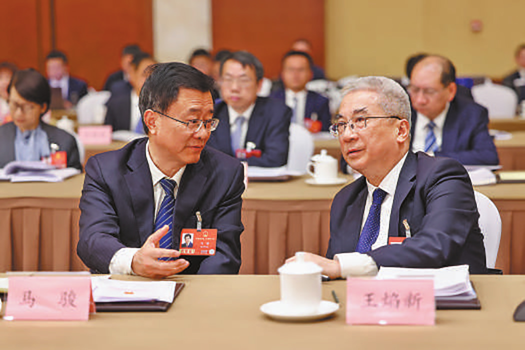 ཟླ་3ཚེས་6ཉིན་གྱི་ཕྱི་དྲོར། རྒྱལ་ཡོངས་མི་དམངས་འཐུས་ཚོགས་སྐབས་བཅུ་བཞི་པའི་ཚོགས་འདུ་ཐེངས་བཞི་པའི་ཧུའུ་པེའི་འཐུས་མི་ཚོགས་པས་ཚོགས་པ་དང་ཚོགས་ཆུང་སྒོ་དབྱེའི་ཚོགས་འདུ་འཚོགས་པ།