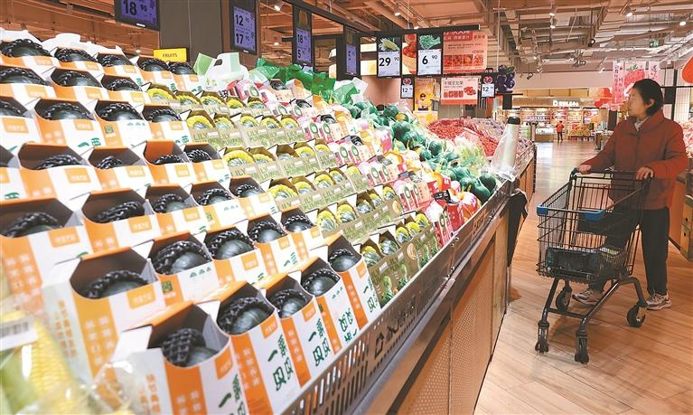 རྒྱལ་ཁབ་བསྡོམས་རྩིས་ཅུས་ཀྱིས་ཟླ་3ཚེས་9ཉིན་ཡོངས་བསྒྲགས་བྱས་པའི་གྲངས་གཞི་ལས་མངོན་པར། ཟླ་2པར་དཔྱིད་གསར་དུས་ཆེན་གྱི་ཤུགས་རྐྱེན་ལས་རྒྱལ་ཡོངས་ཀྱི་གྲོང་མིའི་འཛད་སྤྱོད་རིན་གོང་སྟོན་གྲངས（CPI）གོང་མཚུངས་དང་བསྡུར་ན་1.0%འཕར་བ་དེ་དུས་མཚུངས་ལས་1.3%འཕར་ནས་བཟའ་བཅའ་དང་ནུས་རྒྱུའི་རིན་གོང་གི་ལྟེ་བའི་CPIའཐེན་ན་དུས་མཚུངས་ལས་1.8%འཕར་ཡོད། འདི་ནི་ཟླ་3ཚེས་9ཉིན་འཛད་སྤྱོད་པས་ཅང་སུའུ་ཞིང་ཆེན་ལན་ཡུན་ཀང་གྲོང་ཁྱེར་ཧའེ་ཀྲོའུ་ཆུས་ཀྱི་སྒོ་རྩིས་ཚོང་ཁང་ཞིག་ནས་སྔོ་ཚལ་ཉོ་བཞིན་པ།