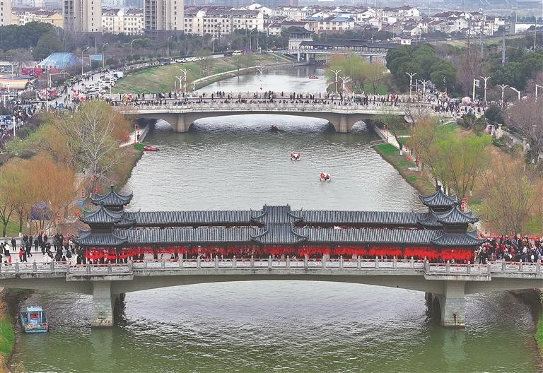 ↑ཉེ་ཆར། ཨན་ཧུའེ་ཞིང་ཆེན་ཁྲུའུ་ཀྲོའུ་གྲོང་ཁྱེར་ཆོན་ཅའོ་རྫོང་གི་སྲོལ་རྒྱུན་གྱི་དམངས་སྲོལ་བྱེད་སྒོ“ཞི་བདེའི་ཟམ་པ་སྒྲོལ་བ”འགོ་ཚུགས་པ་དང་། ལོ་རེའི་ལུགས་རྙིང་ལོའི་ཟླ་དང་པོའི་ཚེས་བཅུ་དྲུག་ཉིན་ས་གནས་དེ་གའི་མང་ཚོགས་ཀྱིས་ཞི་བདེའི་ཟམ་པ་བསྒྲལ་ནས་ལོ་འདིར་དུས་བདེ་ཞི་འཇགས་ཡོང་བའི་སྨོན་ལམ་འདེབས་ཀྱི་ཡོད། འདི་ནི་ཉིན་དེར་མི་རྣམས་ཀྱིས་ཞི་བདེའི་ཟམ་པ་སྒྲོལ་བཞིན་པ།