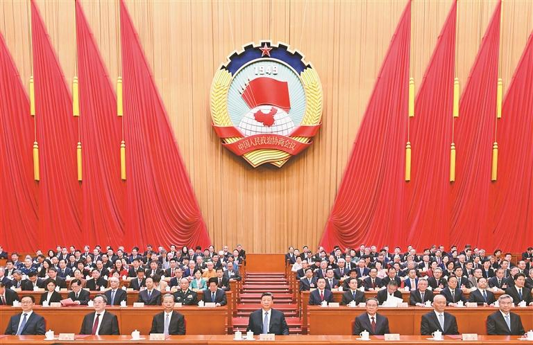 ཟླ་3ཚེས་11ཉིན་གྱི་སྔ་དྲོར། ཀྲུང་གོ་མི་དམངས་ཆབ་སྲིད་གྲོས་མོལ་ཚོགས་འདུ་སྐབས་བཅུ་བཞི་པའི་རྒྱལ་ཡོངས་ཨུ་ཡོན་ལྷན་ཁང་གི་ཚོགས་འདུ་ཐེངས་བཞི་པ་པེ་ཅིང་མི་དམངས་ཚོགས་ཁང་ཆེ་མོར་གྲོལ་ཞིང་། འདི་ནི་ཞི་ཅིན་ཕིང་དང་། ལི་ཆང་། ཀྲའོ་ལེ་ཅི། ཚའེ་ཆི། ཏིང་ཤུའེ་ཞང་། ལི་ཞི། ཧན་ཀྲེང་བཅས་ཀྲུའུ་ཞི་སྡིངས་ཆའི་ཐོག་བཞུགས་ཡོད་པ།