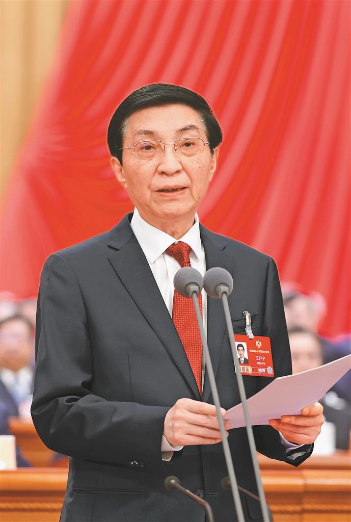 འདི་ནི་རྒྱལ་ཡོངས་སྲིད་གྲོས་ཀྱི་ཀྲུའུ་ཞི་ཝང་ཧུའུ་ཉིང་གིས་མཇུག་འགྲིལ་ཚོགས་འདུ་གཙོ་སྐྱོང་དང་གསུང་བཤད་གནང་བཞིན་པ།