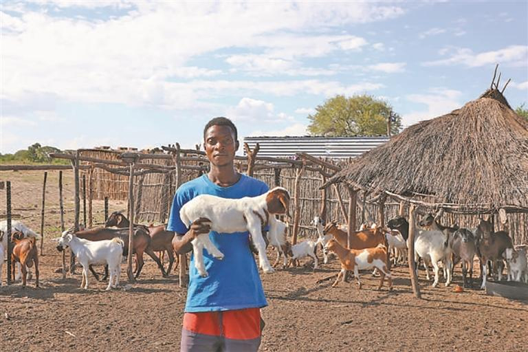 “གྲོང་ཚོ་ཀུན་ཁྱབ”རྣམ་གྲངས་ལག་ལེན་བསྟར་བས་ལུན་ཏུའུ་གྲོང་ཁྱེར་གྱི་མུའུ་པོ་ལཱ་གྲོང་ཚོའི་འབྲོག་ལས་འཕེལ་རྒྱས་ལ་རམ་འདེགས་ཐུབ་ཡོད། འདི་ནི་མུའུ་པོ་ལཱ་གྲོང་ཚོར་ཡུལ་མི་ཁཱ་ཞིས་ཨན་གྱིས་རང་ཉིད་ཀྱིས་གསོས་པའི་ལུ་གུ་སྟོན་བཞིན་པ།