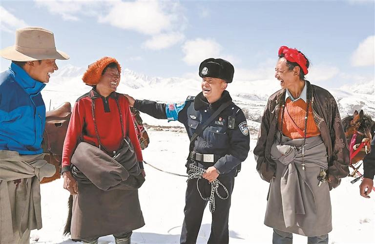 ལིའུ་ཕེང（གཡས་ཀྱི་གཉིས་པ）གིས་འབྲོག་པ་མང་ཚོགས་ཁྲོད་དུ་འདྲི་རྟོག་ལ་སྐྱོད་བཞིན་པ། （པར་དེ་དཀར་མཛེས་ཀྲོའུ་སྤྱི་བདེ་ཅུས་ནས་མཁོ་འདོན་བྱས）