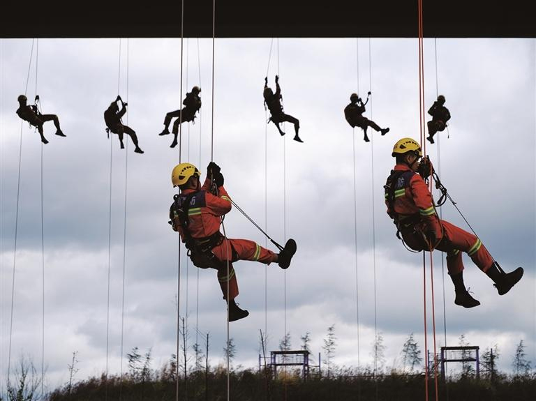 ཉེ་ཆར། སི་ཁྲོན་མེ་ཟོན་རོགས་སྐྱོབ་སྐབས་བསྟུན་སྤྱི་ཁྱབ་རུ་ཁག་གིས་ཁྲེང་ཏུར་གནས་པའི་རྒྱལ་ཁབ་ལྷོ་ནུབ་ས་ཁོངས་འཕྲལ་སྡོམ་རོགས་སྐྱོབ་ལྟེ་གནས་སུ་མེ་གསོད་རུ་མི་གསར་པའི་ལས་ཞུགས་སྦྱོང་བརྡར་གྱི་སློབ་མཇུག་བསྒྲིལ་བ་དང་ནང་མིར་སྒོ་མོ་དབྱེ་བའི་ཉིན་མོའི་བྱེད་སྒོ་སྤེལ་ཞིང་། གཉེན་ཉེ་དང་འཐབ་གྲོགས་ཀྱི་བདེན་དཔང་འོག་མེ་གསོད་རུ་མི་གསར་པ་262སི་ཁྲོན་དང་། ཁྲུང་ཆིང་། བོད་ལྗོངས་བཅས་ས་ཁུལ་གྱི་གཞི་རིམ་གྱི་འཐབ་ས་དང་པོར་རང་བྱུང་གནོད་འཚེ་སྣ་ཚོགས་ལ་ཁ་གཏད་གཅོག་པར་བསྐྱོད་རྒྱུ་རེད། འདི་ནི་གསར་དུ་ལས་ཀར་ཞུགས་པའི་མེ་གསོད་རུ་མིས་ཐག་འཁྱུད་སྦྱོང་བརྡར་བྱེད་བཞིན་པ།