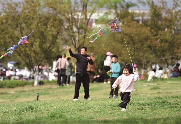 འདི་ནི་ཟླ་3ཚེས་21ཉིན། མི་རྣམས་ཀྱིས་སི་ཁྲོན་ནན་ཁྲུང་གྲོང་ཁྱེར་ཕེང་ཨན་རྫོང་ཞང་རུའུ་ཀུའུ་ཁྲེང་གི་སྤྱི་གླིང་དུ་བྱ་འཕུར་གློད་བཞིན་པ།