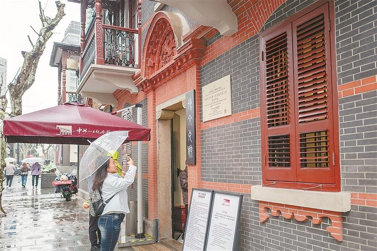 ཧྲང་ཧའེ་གྲོང་ཁྱེར་ཐའེ་ཚང་ལམ་སྒོ་རྟགས་ཨང་127པར་གནས་པའི་ཀྲུང་གོ་གུང་ཁྲན་ཏང་རྒྱལ་ཡོངས་འཐུས་མི་ཚོགས་ཆེན་ཐེངས་དང་པོའི་འཐུས་མིའི་ཉལ་ཁང་གི་གནས་རྙིང་སྤྱི་དམངས་ལ་སྒོ་ཕྱེ་བ་རེད། སྐྲུན་དངོས་ལ་སྲུང་སྐྱོང་དང་དེ་བཞིན་འགྲེམས་སྟོན་རིམ་སྤོར་ལེགས་གྲུབ་བྱུང་རྗེས། ཀྲུང་གུང་ཚོགས་ཆེན་དང་པོའི་འཐུས་མིའི་ཉལ་ཁང་གི་གནས་རྙིང་དེ་བས་ཕུན་སུམ་ཚོགས་པ་དང་ཕྱོགས་བསྡུས་ལོ་རྒྱུས་ཀྱི་གནས་ཚུལ་ཞིབ་བརྗོད་ཐོག་ནས་ལྟད་མོ་བའི་མིག་ལམ་དུ་མངོན་པར་བྱས་ཡོད། འདི་ནི་ཟླ་3ཚེས་24ཉིན་ལྟ་སྐོར་བས་ཀྲུང་གུང་ཚོགས་ཆེན་དང་པོའི་འཐུས་མིའི་ཉལ་ཁང་གི་གནས་རྙིང་མདུན་དུ་དྲན་རྟེན་པར་རྒྱག་བཞིན་པ།