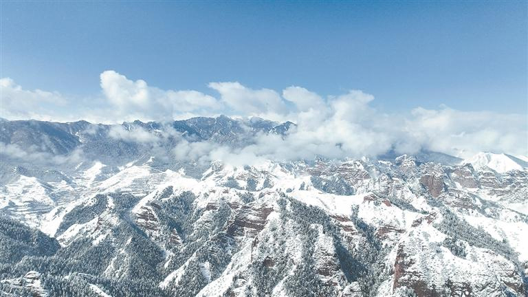 འདི་ནི་2025ལོར་དངོས་སུ་ཆོག་མཆན་ཐོབ་པའི་མཉམ་འབྲེལ་རྒྱལ་ཚོགས་སློབ་གསོ་ཚན་རིག་རིག་གནས་རྩ་འཛུགས་ཀྱི་འཛམ་གླིང་ས་གཤིས་སྤྱི་གླིང་ཡིན་པ་དང་། ཁ་བས་བཀླུབས་པའི་རྨ་ལྷོ་བོད་རིགས་རང་སྐྱོང་ཀྲོའུ་ཁམས་ར་མཛེས་ལྗོངས་ཁུལ་དུ་ཐུན་མིན་གྱི་ས་གཤིས་མཛེས་ལྗོངས་ཀྱི་ཡིད་དབང་འཕྲོག་ཤུགས་རབ་ཏུ་མངོན་པ།