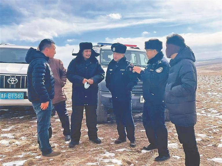འདི་ནི་ཆོས་དབྱིངས་ཚེ་རིང（གཡས་ཀྱི་བཞི་པ）གིས་ལས་དོན་པ་དང་མཉམ་དུ་སྐོར་ཞིབ་ལམ་ཐིག་སྐོར་ལ་གྲོས་བསྡུར་བྱེད་བཞིན་པ།