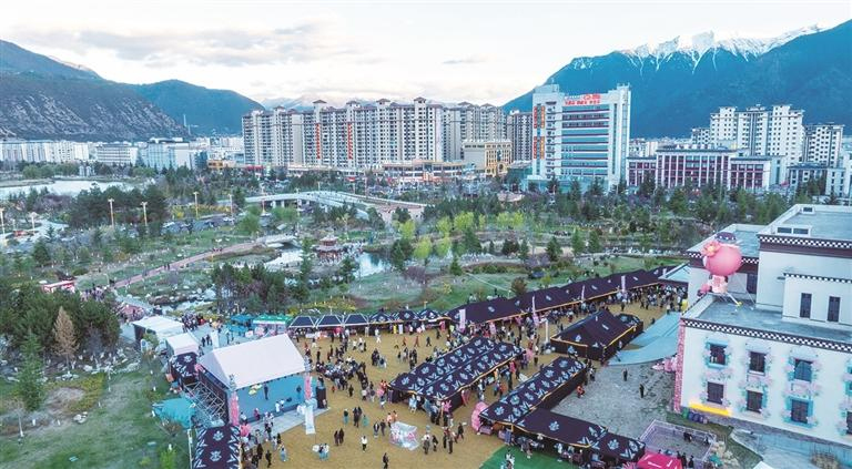 འདི་ནི་བོད་ལྗོངས་ཉིང་ཁྲིའི་ཁམ་བུའི་མེ་ཏོག་ཡུལ་སྐོར་རིག་གནས་དུས་ཆེན་སྐབས་ཉེར་གསུམ་པའི་ཚོང་འདུས་གཉེར་ཡུལ་ཡིན་པ།