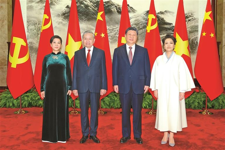 འདི་ནི་གྲོས་མོལ་མ་གནང་གོང་། ཞི་ཅིན་ཕིང་དང་སྐུ་ཟླ་ཕེང་ལི་ཡོན་རྣམ་གཉིས་ཀྱིས་སུའུ་ལིན་དང་སྐུ་ཟླ་ཝུའུ་ཧྥང་ལི་དང་ལྷན་བཞུགས་སྐུ་པར་བསྐྱོན་བཞིན་པ།