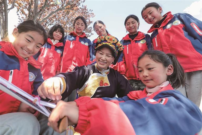 འདི་ནི་ཟླ་4ཚེས་17ཉིན། སི་ཁྲོན་ཞིང་ཆེན་རྔ་པ་བོད་རིགས་ཆའང་རིགས་རང་སྐྱོང་ཀྲོའུ་འབར་ཁམས་གྲོང་ཁྱེར་མཆོག་རྩེ་ལྟེ་གནས་སློབ་གྲྭར་སློབ་མས་མངོན་མིན་རིག་གནས་ཤུལ་བཞག་སློབ་ཚན་དུ་བོད་ཀྱི་བསླས་འཐག་ལག་རྩལ་སྦྱོང་བཞིན་པ།