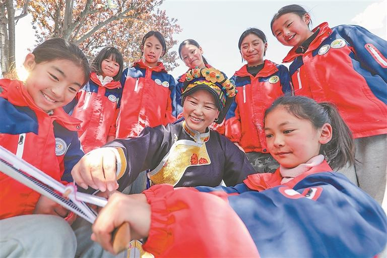 ཉེ་བའི་ལོ་ཤས་རིང་། འབར་ཁམས་གྲོང་ཁྱེར་གྱིས་མངོན་མིན་རིག་གནས་ཤུལ་བཞག་རྒྱུན་འཛིན་གྱི་སློབ་གསོ་གཏིང་ཟབ་སྤེལ་ནས་མངོན་མིན་རིག་གནས་ཤུལ་བཞག་སྲུང་སྐྱོང་དང་སློབ་གྲྭར་མི་བཟང་སྐྱོང་བ་མཉམ་འདྲེས་གཏིང་ཟབ་བྱས་ཏེ། སྲོལ་རྒྱུན་གྱི་སློབ་ཁང་སློབ་ཁྲིད་ཀྱི་འཆིང་རྒྱ་ལས་བསྒྲལ་ནས“ལག་ལེན་ཉམས་ལེན་དང་ཁྱད་ལྡན་སློབ་ཚན་ཟུང་འབྲེལ”གྱི་རྣམ་པ་གསར་པ་བཏོད་དེ། དེ་སྔ“དཔོག་དཀའ་བའི”མངོན་མིན་རིག་གནས་ཤུལ་བཞག་འགུལ་མེད་སྲུང་སྐྱོང་ནས་མཐོང་ཚོར་འཛིན་གསུམ་ཐུབ་པའི་འགུལ་རྣམ་ཅན་གྱི་སློབ་ཚན་དུ་བསྒྱུར་བས། སློབ་མ་ཚོའི་སེམས་སུ་རིག་གནས་ཀྱི་མོས་སེམས་བསྐྱེད་དེ་མངོན་མིན་རིག་གནས་ཤུལ་བཞག་སློབ་གྲྭར་རྩ་བ་ཚུགས་ནས་འབྲས་བུ་སྨིན་ཐུབ་པ་བྱུང་ཡོད། འདི་ནི་སི་ཁྲོན་ཞིང་ཆེན་རྔ་པ་བོད་རིགས་ཆའང་རིགས་རང་སྐྱོང་ཀྲོའུ་འབར་ཁམས་གྲོང་ཁྱེར་མཆོག་རྩེ་ལྟེ་གནས་སློབ་གྲྭར་སློབ་མ་ཚོས་མངོན་མིན་རིག་གནས་ཤུལ་བཞག་གི་འཐག་ལས་ལག་ཤེས་སྦྱོང་བཞིན་པ།