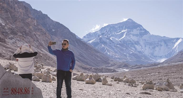 འདི་ནི་2024ལོའི་ཟླ་12ཚེས་14ཉིན་ཡུལ་སྐོར་བས་ཇོ་མོ་གླང་མའི་མདུན་དུ་དྲན་རྟེན་པར་རྒྱག་བཞིན་པ།