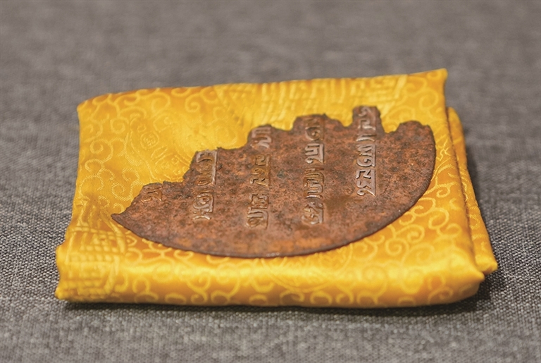འདི་ནི་ཟླ་5ཚེས་18ཉིན་པར་བླངས་པའི་རིག་དངོས་རྩ་ཆེན་འགྲེམས་སྟོན་ཐོག་གི་འགྲོ་མགོན་ཆོས་རྒྱལ་འཕགས་པའི་བཀའ་བྱང་སྟག་རིས་མ་ཡིན་པ།