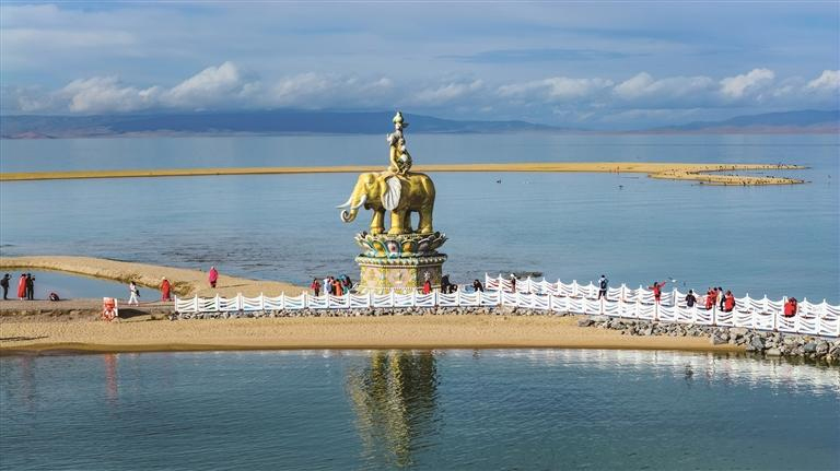 འདི་ནི་2026ལོའི་ཟླ་5ཚེས་24ཉིན། ཡུལ་སྐོར་བས་མཚོ་སྔོན་ཞིང་ཆེན་མཚོ་ལྷོ་བོད་རིགས་རང་སྐྱོང་ཀྲོའུ་གསེར་ཆེན་རྫོང་གི་མཚོ་སྔོན་པོའི་ནུ་ལྕེ་མཛེས་ལྗོངས་ཁུལ་གྱི་ཡུལ་ལྗོངས་ལ་ལྟ་བཞིན་པ།