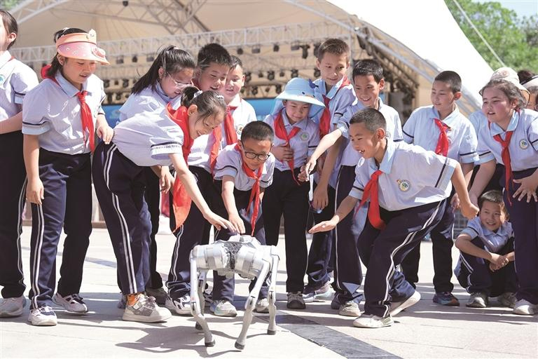    འདི་ལོའི་ཟླ་5ཚེས་24ཉིན་ནས་ཚེས་31ཉིན་བར་ནི་རྒྱལ་ཡོངས་ཀྱི་ཚན་རྩལ་བྱེད་སྒོའི་གཟའ་འཁོར་ཐེངས་ཉེར་དྲུག་པ་ཡིན་ཞིང་། དེའི་བརྗོད་དོན་གཙོ་བོ་ནི“‘ལོ་ལྔ་ཚན་བཅོ་ལྔ་པར’འབད་འབུངས་བྱེད། ཚན་རྩལ་ལ་བརྟེན་ནས་ལེའུ་གསར་རྩོམ”ཞེས་པ་དེ་རེད། ཚན་རྩལ་བྱེད་སྒོའི་གཟའ་འཁོར་རིང་། ས་ཆ་མང་པོར་སྣ་མང་ཕུན་སུམ་ཚོགས་པའི་མང་ཚོགས་རང་བཞིན་གྱི་ཚན་རྩལ་བྱེད་སྒོ་སྤེལ་བའི་ནང་འགྲེམས་སྟོན་དང་། མཉམ་འགུལ་ཉམས་ལེན། ལྟ་སྐོར་ཞིབ་སྦྱོང་སོགས་ཚུད་ཡོད། འདི་ནི་ཟླ་5ཚེས་25ཉིན། ཤིན་ཅང་ཡུ་གུར་རང་སྐྱོང་ལྗོངས་ཧྲ་དབན་གྲོང་ཁྱེར་རིག་གནས་ཐང་ཆེན་དུ་ཕྲུ་གུ་ཚོས་ཚན་རྩལ་གྱི་ཡིད་དབང་འཕྲོག་ཤུགས་ཉམས་ལེན་བྱེད་བཞིན་པ།