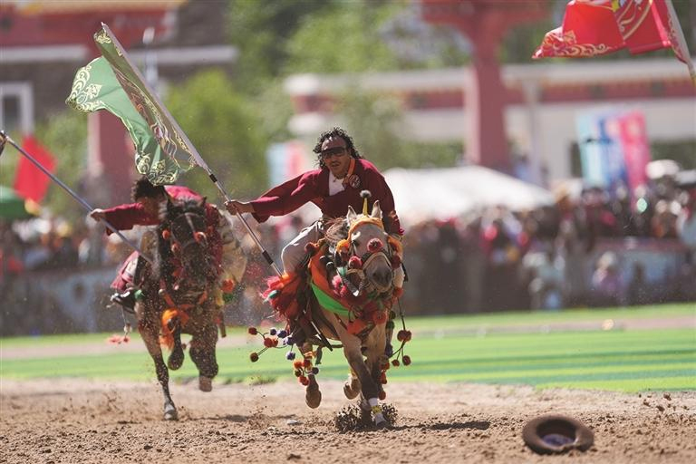 འདི་ནི་ཉིན་དེར་མཚོ་སྔོན་ཡུལ་ཤུལ་དུ་གཉེར་བའི་ཡུལ་ཤུལ་གྱི་རྟ་རྒྱུག་འགྲན་བསྡུར་སྐབས་44པའི་འགོ་ཚུགས་མཛད་སྒོའི་ཐོག་རྟ་པ་ཚོས་རྟ་རྩལ་ངོམ་བཞིན་པ།
