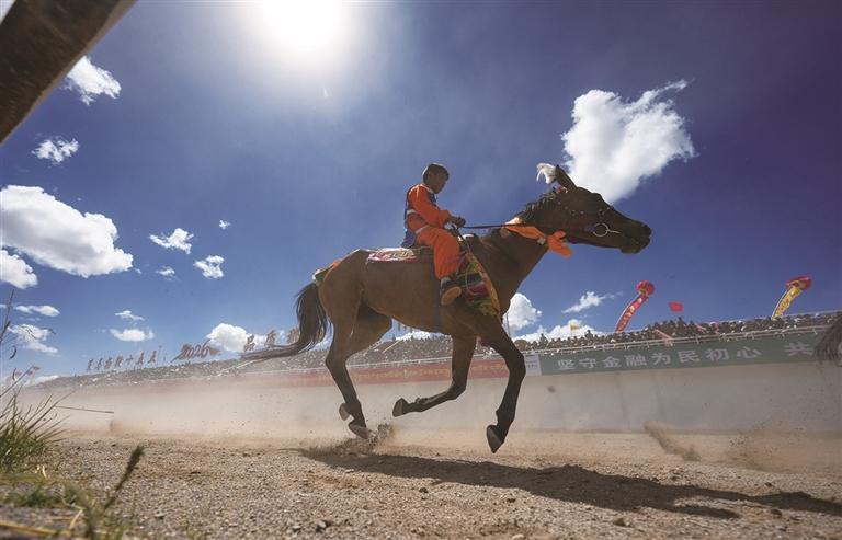 འདི་ནི་རྒྱུག་ཕྲུག་གིས་གདན་ཞུའི་འགྲན་བསྡུར་སྨི་10000ར་བའི་ནང་རྟ་རྒྱུག་འགྲན་བསྡུར་བྱེད་བཞིན་པ།