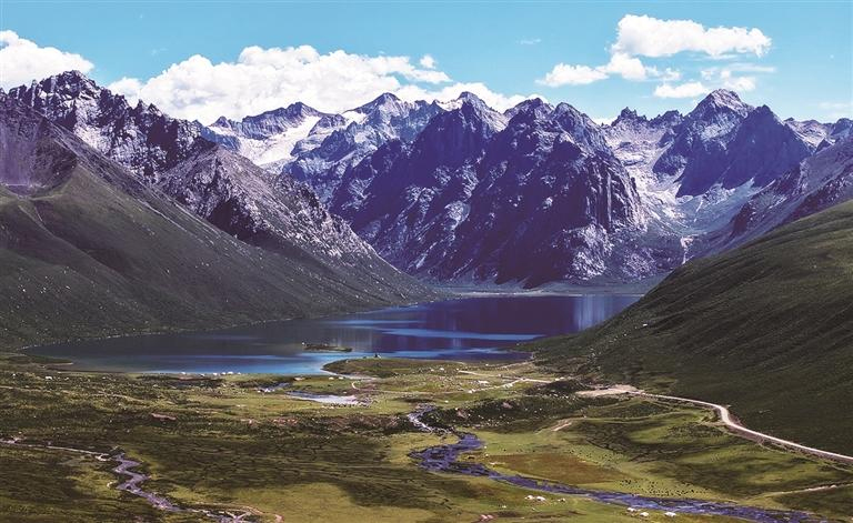 སྟོན་འགོའི་དུས་སུ། མཚོ་སྔོན་ཞིང་ཆེན་མགོ་ལོག་བོད་རིགས་རང་སྐྱོང་ཀྲོའུ་གཅིག་སྒྲིལ་རྫོང་ཁོངས་སུ་གནས་པའི་གཉན་པོ་གཡུ་རྩེའི་མཛེས་ལྗོངས་ལྟ་ན་སྡུག་པས་མི་རྣམས་ཀྱི་ཡིད་ཀྱི་བརྟན་པ་དབང་མེད་དུ་འཕྲོག འདི་ནི་མཚོ་སྔོན་ཞིང་ཆེན་མགོ་ལོག་བོད་རིགས་རང་སྐྱོང་ཀྲོའུ་གཅིག་སྒྲིལ་རྫོང་ཁོངས་ཀྱི་གཉན་པོ་གཡུ་རྩེའི་མཛེས་ལྗོངས་ཡིན་པ།