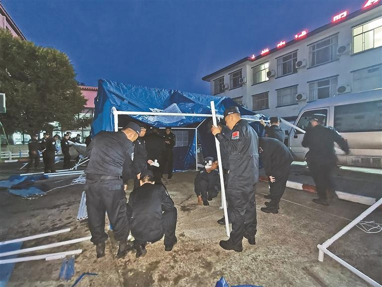 འདི་ནི་ཟླ་8ཚེས་26ཉིན། གཞིས་རྩེའི་མཐའ་མཚམས་དོ་དམ་ཉིང་ལག་རུ་ཁག་སྐྱིད་གྲོང་མཐའ་མཚམས་མངགས་གཏོང་ཁང་གི་མི་དམངས་ཉེན་རྟོག་པས་མངགས་གཏོང་ཁང་གི་སྒར་ཁུལ་དུ་གནོད་འཚེ་ཕོག་པའི་མང་ཚོགས་ལ་གུར་ཕུབ་རོགས་བྱེད་བཞིན་པ།