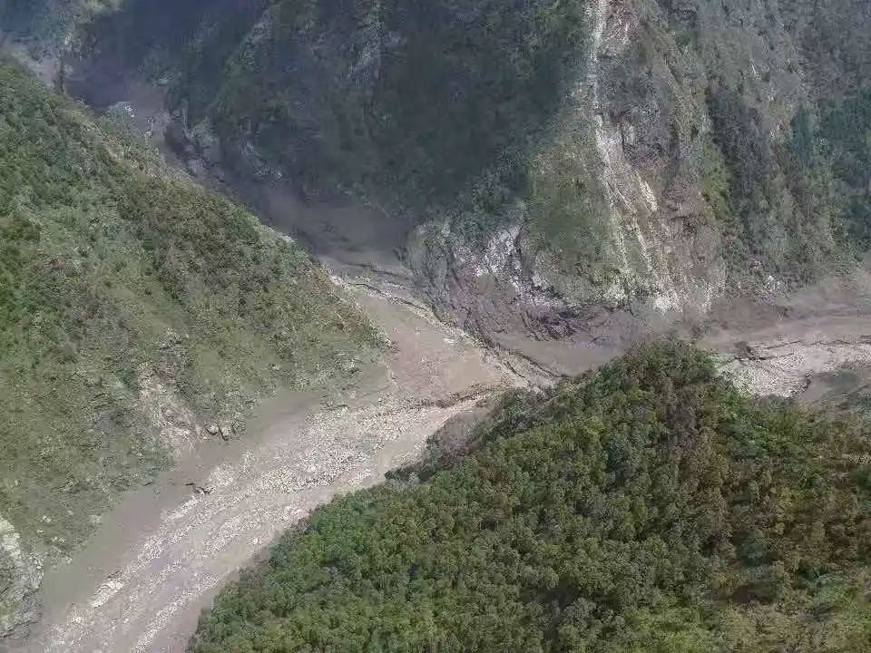 འདི་ནི་ཟླ་8པའི་ཚེས་26ཉིན་པར་བླངས་པའི་འདམ་རྡོའི་ཆུ་རུད་ཀྱི་གནོད་འཚེའི་ཡུལ་དངོས་རེད།