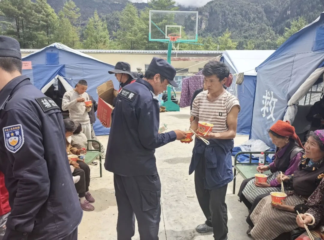 ཟླ་8ཚེས་27ཉིན། དམངས་གཞོགས་ཉེན་རྟོག་པས་གཅིག་སྡུད་བཀོད་སྒྲིག་ས་ཚིགས་སུ་བཟའ་བཅའ་སྤྲོད་པ།