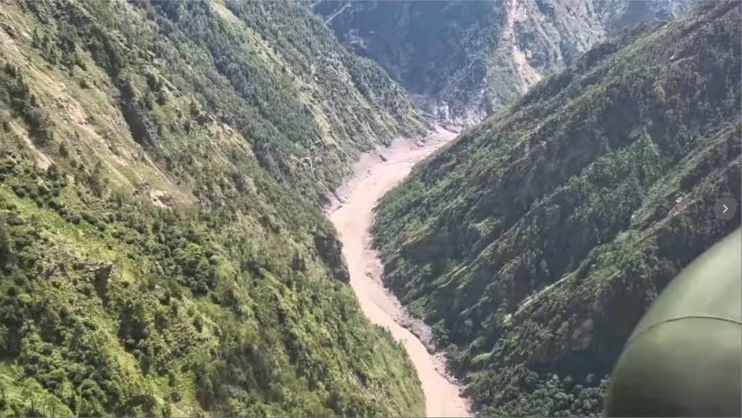 བོད་ལྗོངས་དམག་ཁུལ་ཁང་གི་སྐམ་སའི་མཁའ་འགྲུལ་མདའ་ཤོག་ག་གེ་མོ་ཁག་དང་པོའི་ཐད་འཕུར་གནམ་གྲུ་2སྐྱིད་གྲོང་འགག་སྒོའི་མཁའ་དབྱིངས་སུ་འབྱོར་བ།