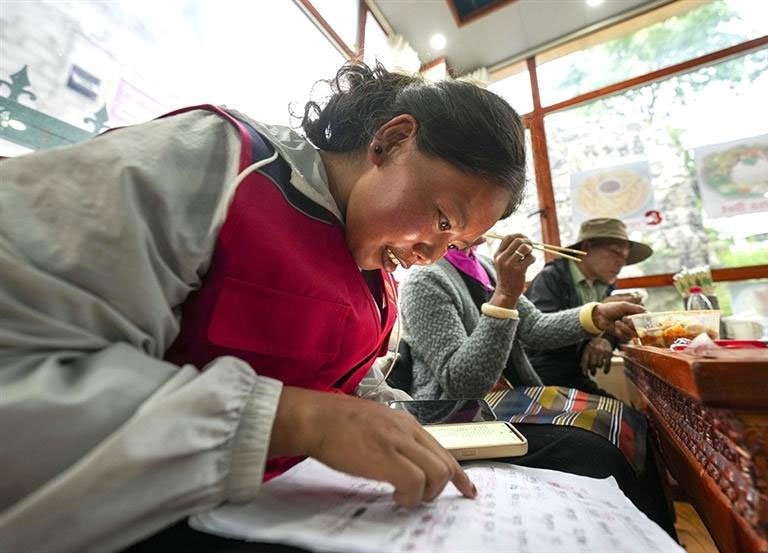 འདི་ནི་ཟླ་8ཚེས་27ཉིན་ལས་དོན་པས་གྱེས་ཕུག་གྲོང་ཚོར་སྤོས་མ་ཐག་པའི་མང་ཚོགས་ཀྱི་ཁ་པར་ཨང་གྲངས་ཞིབ་བསྡུར་བྱེད་བཞིན་པ།