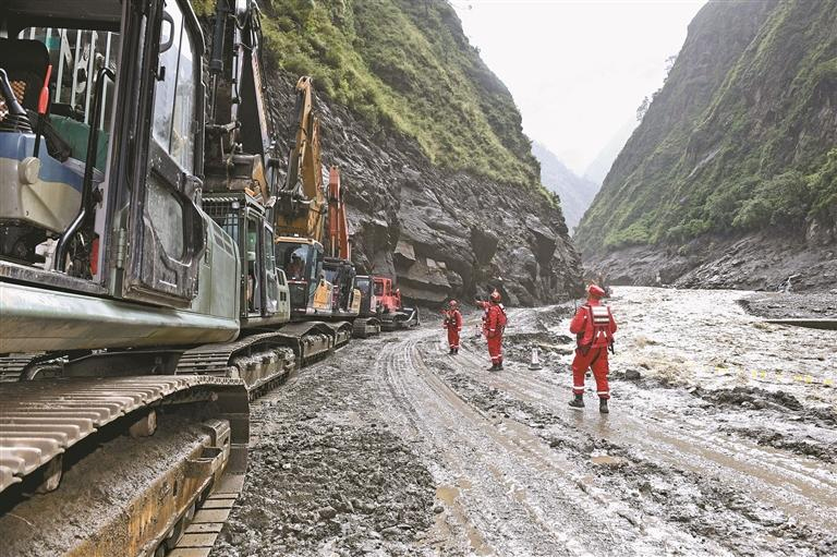 འདི་ནི་ཟླ་8ཚེས་30ཉིན། ཀྲུང་གོ་ཨན་ནེང་ཀུང་སིའི་མི་སྣས་བོད་ལྗོངས་སྐྱིད་གྲོང་རྫོང་ཁོངས་ཀྱི་རྒྱལ་ལམ་216གི་གཏོར་སྐྱོན་ཕོག་པའི་ལམ་དུམ་ནུས་ཤུགས་ཡོད་རྒུས་མྱུར་བཟོ་བྱེད་བཞིན་པ།