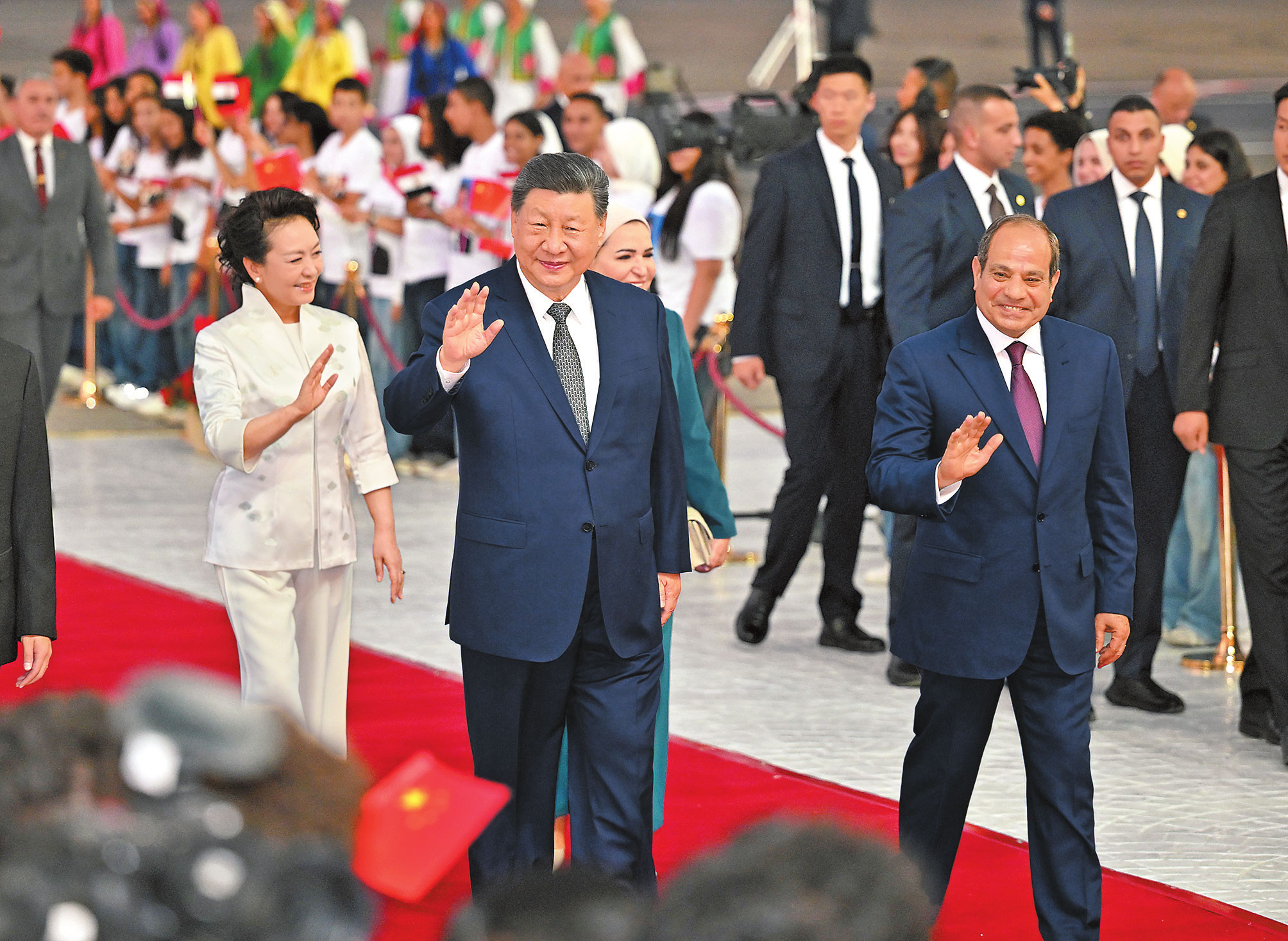 འདི་ནི་ཞི་ཅིན་ཕིང་དང་སྐུ་ཟླ་ཕེང་ལི་ཡོན་ཁེ་རོའི་རྒྱལ་སྤྱིའི་གནམ་ཐང་དུ་ཕེབས་འབྱོར་ཟིན་སྐབས། ཙུང་ཐུང་སའེ་ཤིས་སྟངས་དཔྱལ་གྱིས་གནམ་ཐང་དུ་སྤྲོ་སེམས་འཁོལ་པོས་དགའ་བསུ་ཞུ་བཞིན་པ།