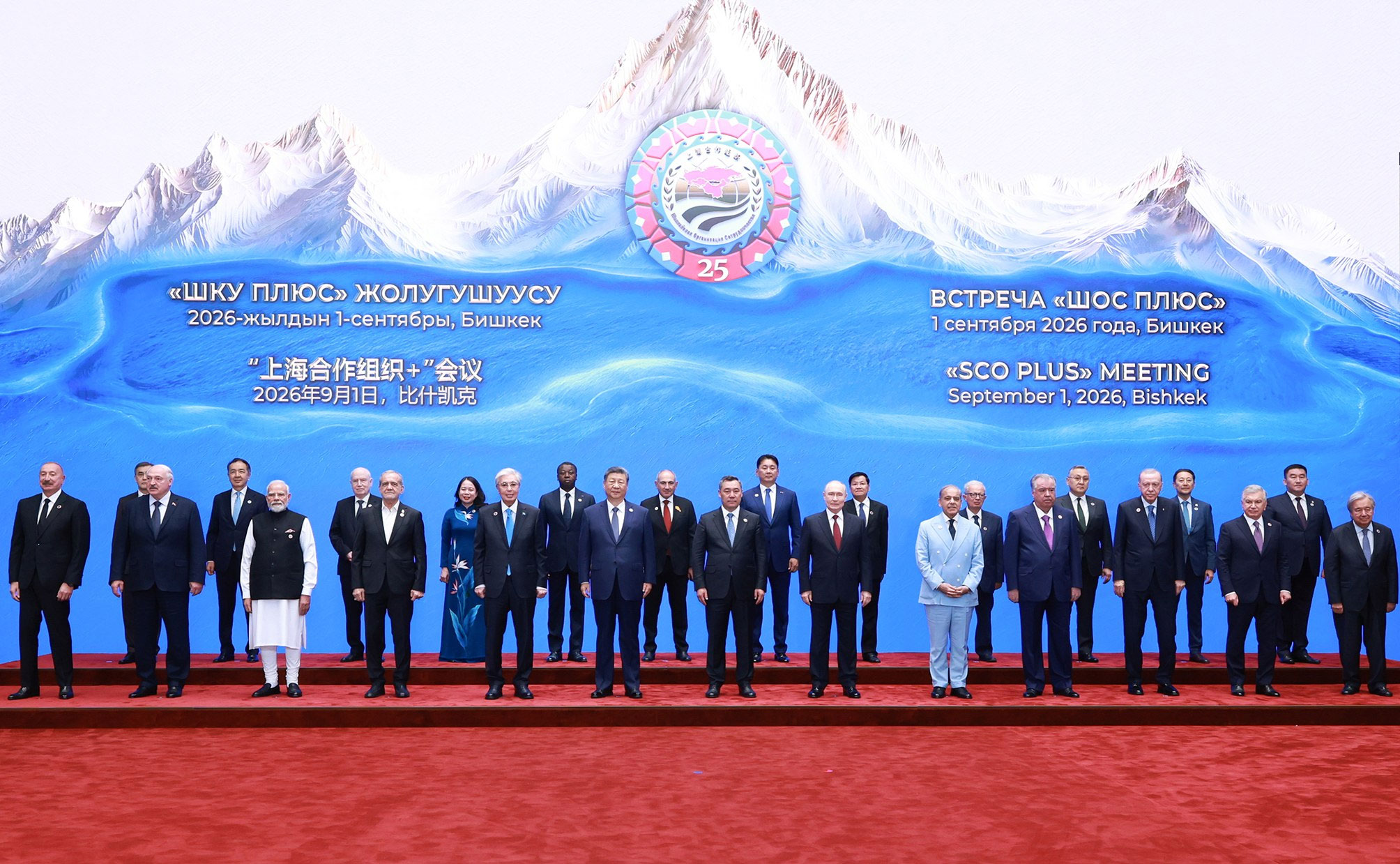 འདི་ནི་ཚོགས་འདུ་མ་འཚོགས་གོང་། ཞི་ཅིན་ཕིང་ཀྲ་ཕ་ལུའོ་ཧྥུའུ་ཡིས་ཚོགས་ཞུགས་འཐུས་མི་ཚོགས་པའི་ཚོགས་གཙོར་གཉེར་བའི་དགའ་བསུ་ཞུ་བའི་གསོལ་སྟོན་ལ་ཞུགས་ནས་ལྷན་དུ་སྐུ་པར་བསྐྱོན་བཞིན་པ།