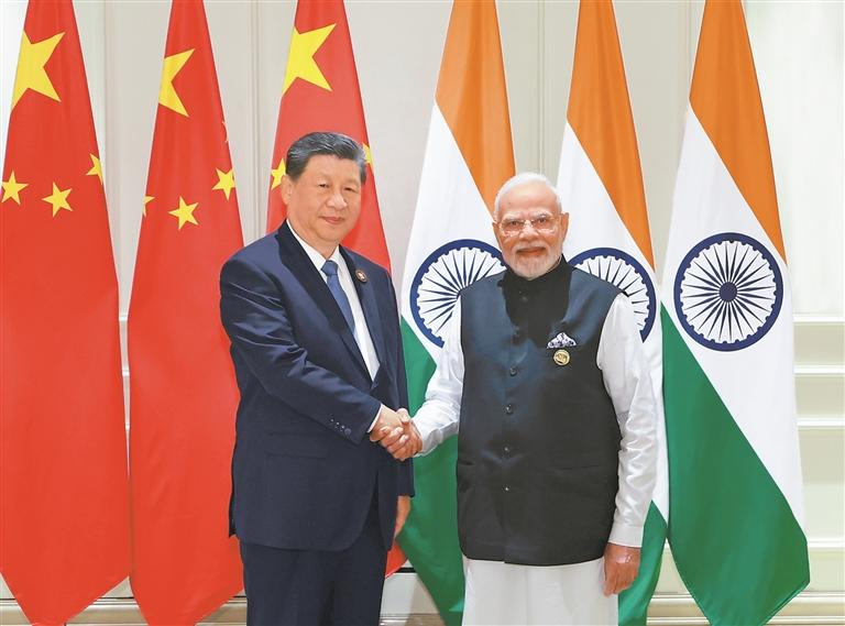 འདི་ནི་ས་གནས་དེ་གའི་དུས་ཚོད་ཟླ་9ཚེས་12ཉིན་གྱི་ཕྱི་དྲོར། རྒྱལ་ཁབ་ཀྱི་ཀྲུའུ་ཞི་ཞི་ཅིན་ཕིང་གིས་རྒྱ་གར་གྱི་རྡི་ལི་གསར་པར་འབོ་གསེར་རྒྱལ་ཁབ་ཀྱི་འགོ་ཁྲིད་པའི་མཇལ་འཛོམས་ཐེངས་བཅོ་བརྒྱད་པར་ཞུགས་རིང་རྒྱ་གར་གྱི་ཙུང་ལི་མོ་ཏི་དང་མཇལ་འཛོམས་གནང་བ།