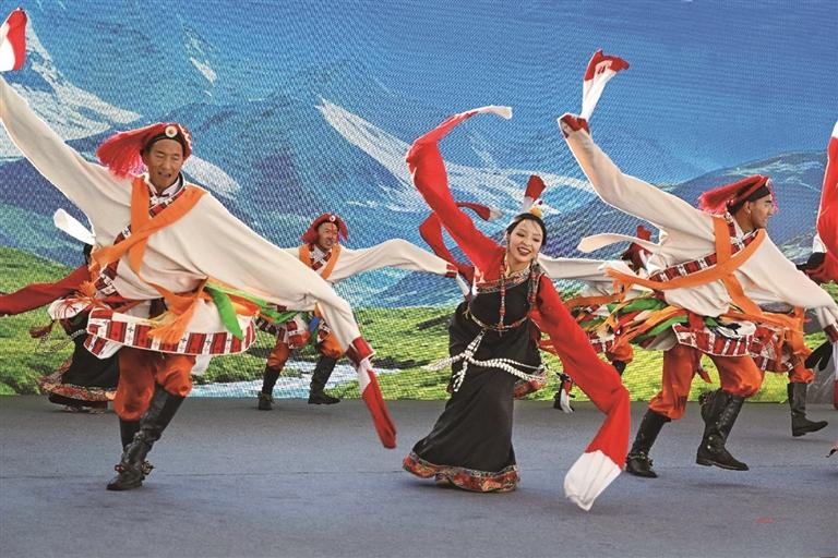 འདི་ནི་ཉེ་ཆར། པེ་ཅིང་ཧྲའོ་ཀང་གླིང་དུ་2026ལོའི་ཀྲུང་གོ་རྒྱལ་སྤྱིའི་ཞབས་ཞུའི་ཚོང་འདུས་ཀྱི་མཚོ་སྔོན་འགྲེམས་ཁུལ་དུ་མཚོ་སྔོན་ཡུལ་ཤུལ་གྱི་འཁྲབ་སྟོན་པ་ཚོས་གླུ་ལེན་གར་འཁྲབ་བྱས་ཏེ་ཕྱོགས་ཁག་གི་སྐུ་མགྲོན་ལ་བསུ་བ་ཞུ་བཞིན་པ།