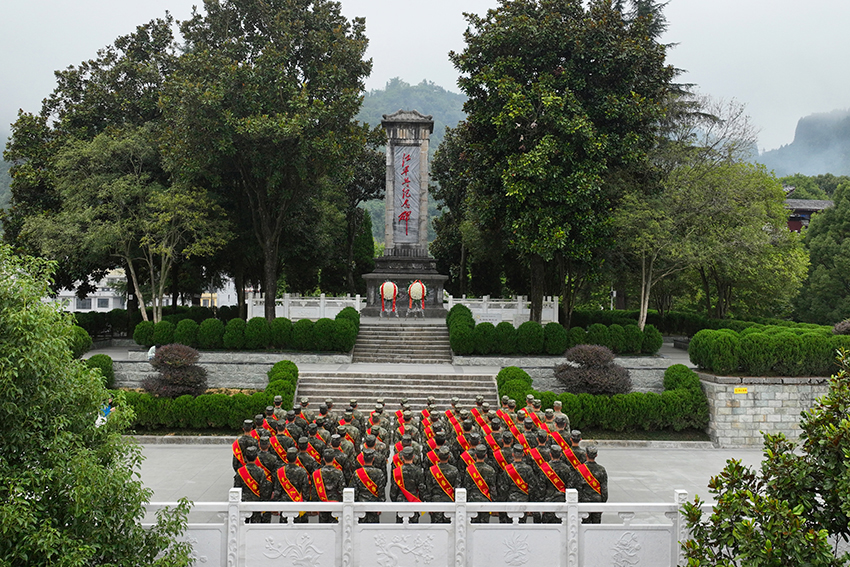 དམག་ལ་ཞུགས་པའི་དམག་མི་གསར་པས་དམར་དམག་གི་སྔོན་གཤེགས་དཔའ་བོའི་དྲན་གསོའི་རྡོ་རིང་ལ་མེ་ཏོག་སི་ར་ཕུལ་བ་རེད།